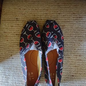 BEAND NEW!!! PAIR WOMEN'S CHAMPAGNE GLASSES, SLIP ON SHOES.SIZE 8.